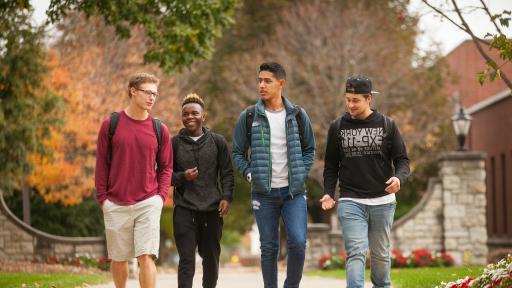 学生 walking together on campus